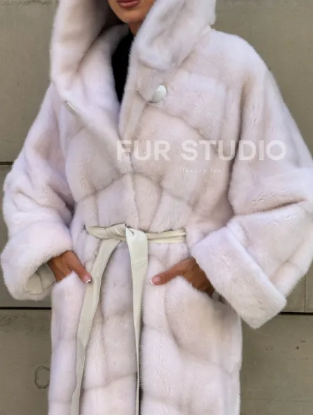 Шуба в диагональной выкладке меха норки White ice с капюшоном - фото 2