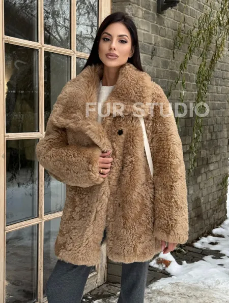 Шуба - дубленка из овчины в бежевом цвете - фото 6