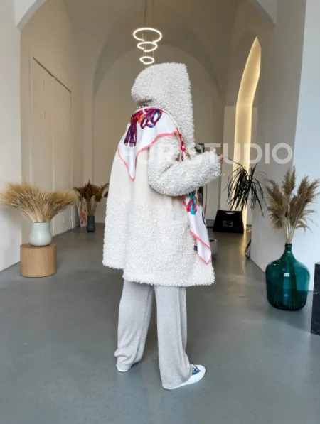 Шуба оверсайз из экомеха с капюшоном - фото 4