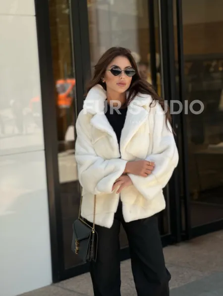 Белая короткая норковая шуба - фото 2