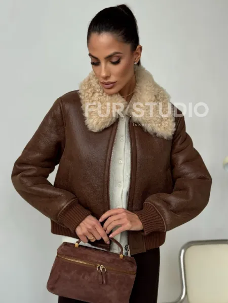 Короткая дубленка - женская - фото 7