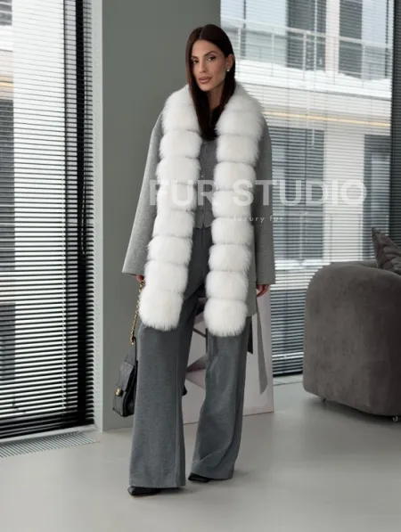 Серое пальто с меховым воротником - фото 14