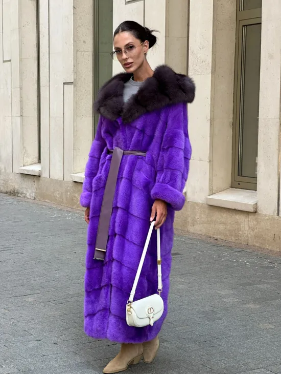 Шуба из аукционной норки с капюшоном из меха куницы - фиолетовый - фото 0