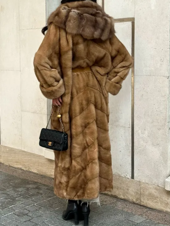Норковая шуба с капюшоном из меха куницы - цвет карамель - фото 4