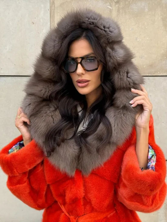 Шуба из меха норки цвета Grenadine (оранжевый) с капюшоном из меха куницы - фото 10