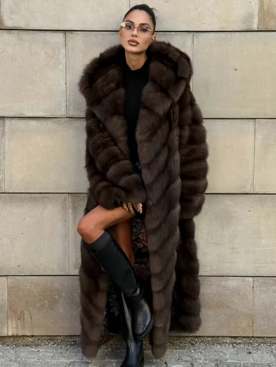Удлиненная шуба из меха куницы с капюшоном - фото 0