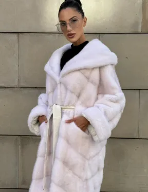 Шуба в диагональной выкладке меха норки White ice с капюшоном - фото 7