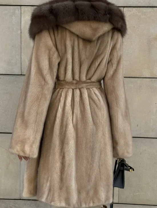 Шуба из норки пастель в технологии роспуск с капюшоном из меха куницы - фото 5