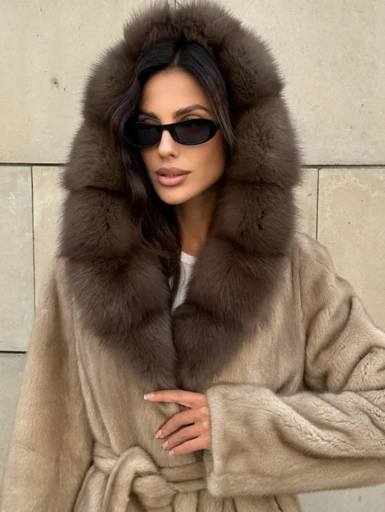 Шуба из норки пастель в технологии роспуск с капюшоном из меха куницы - фото 6