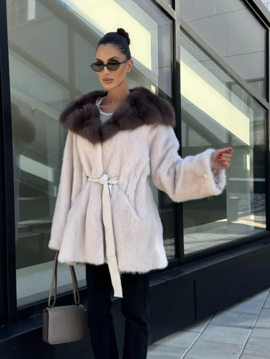 Полушубок из светлой норки с капюшоном куница с поясом - фото 7