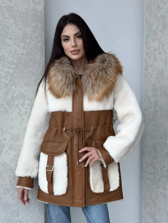 Модная натуральная дубленка из овчины, капюшон с отделкой из меха лисы - фото 0