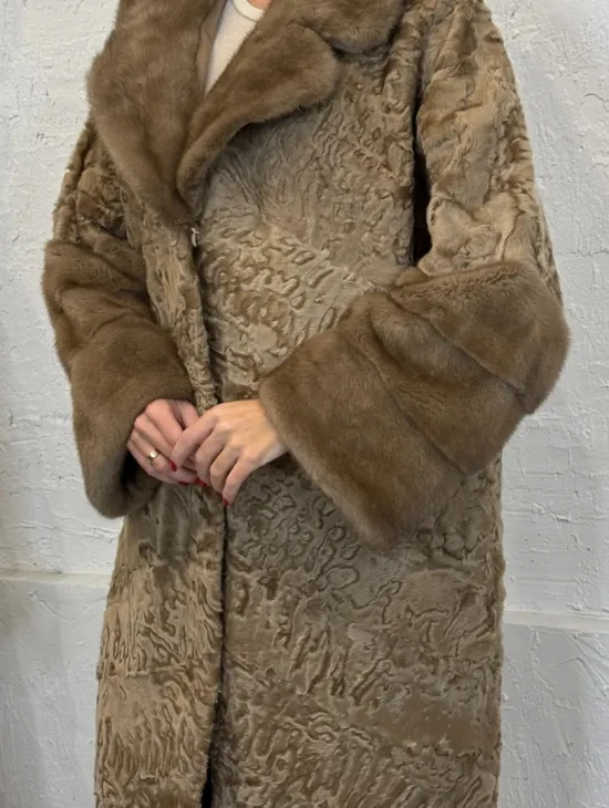 Длинное женское пальто из натурального меха каракульчи с отделкой из норки - фото 3