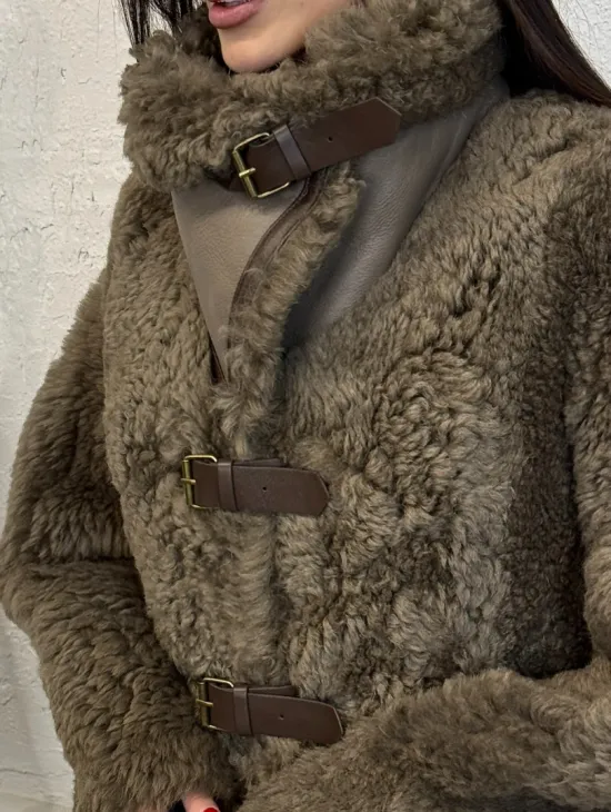 Дублёнка «Дафлкот» cредней длины из овчины Tigrado на застёжках - кожаные ремешки - фото 1