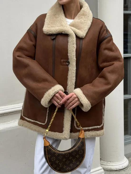 Современная коричневая дубленка из меха кёрли «Casual style» - фото 9