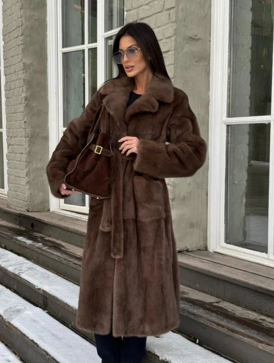 Классическая женская норковая шуба в цвете соболь с поясом и накладными карманами - фото 8
