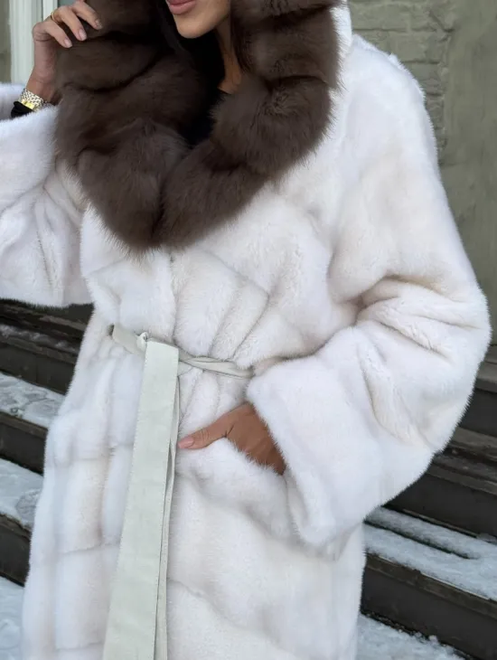 Белая длинная норковая шуба с капюшоном из натуральной куницы - фото 1