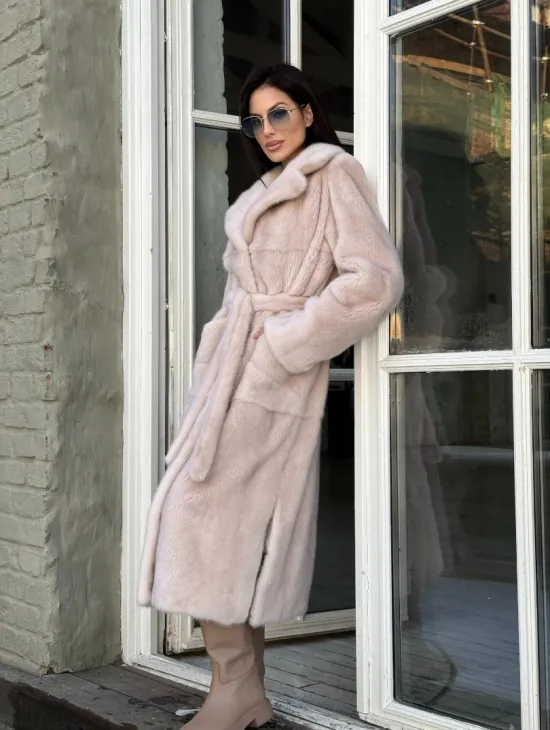 Женская норковая шуба прямого кроя с разрезами по бокам, пояс - фото 10