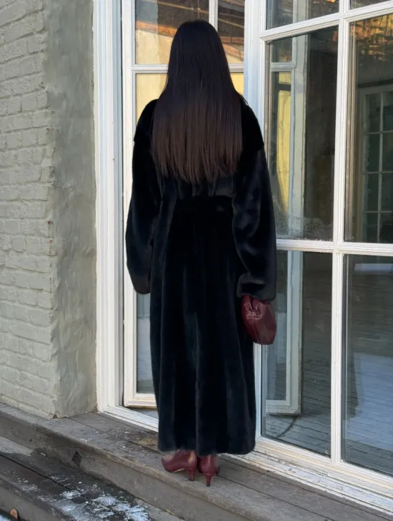 Элегантная модель женской норковой шубы с английским воротником из элитного меха норки - фото 4