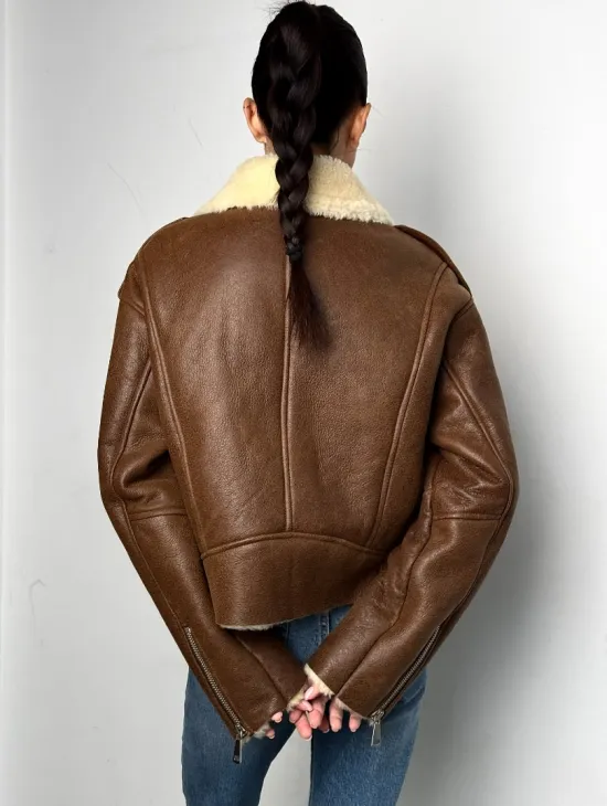 Короткая зимняя женская дубленка авиатор - фото 10