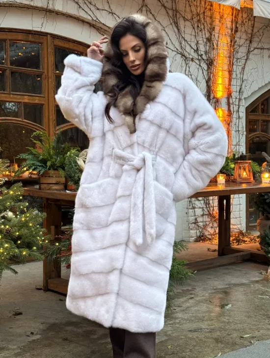 Длинная белая норковая шуба с капюшоном из натурального меха куницы 
