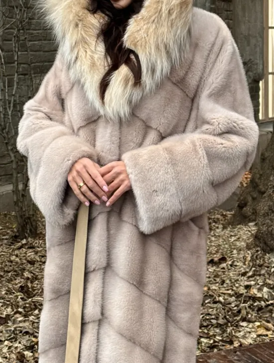 Шуба теплая из меха норки с капюшоном из натуральной рыси - фото 1