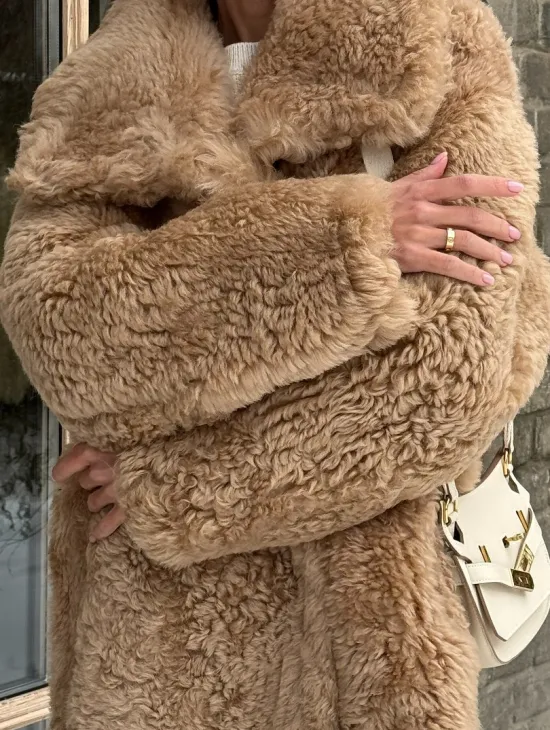 Шуба - дубленка из овчины в бежевом цвете - фото 2