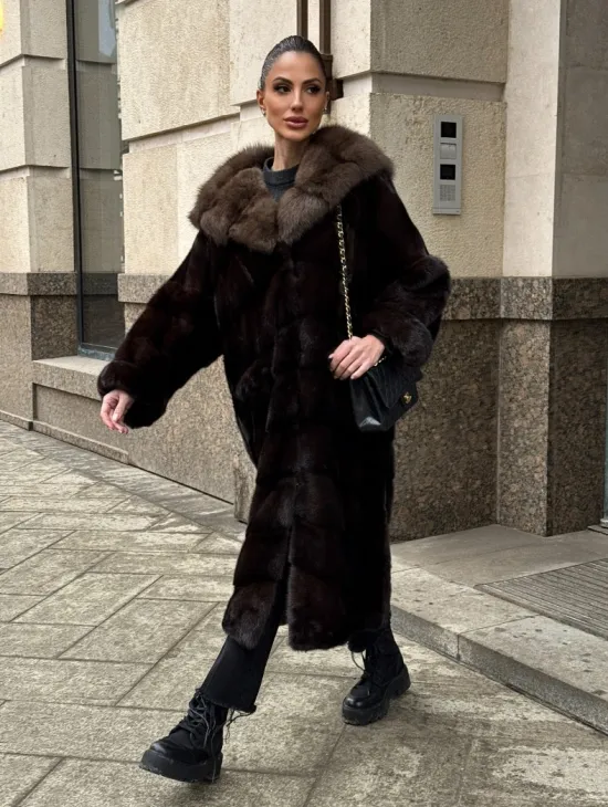Удлиненная норковая шуба с капюшоном куница, цвет горький шоколад - фото 9