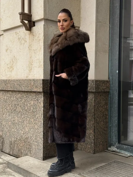 Удлиненная норковая шуба с капюшоном куница, цвет горький шоколад - фото 10