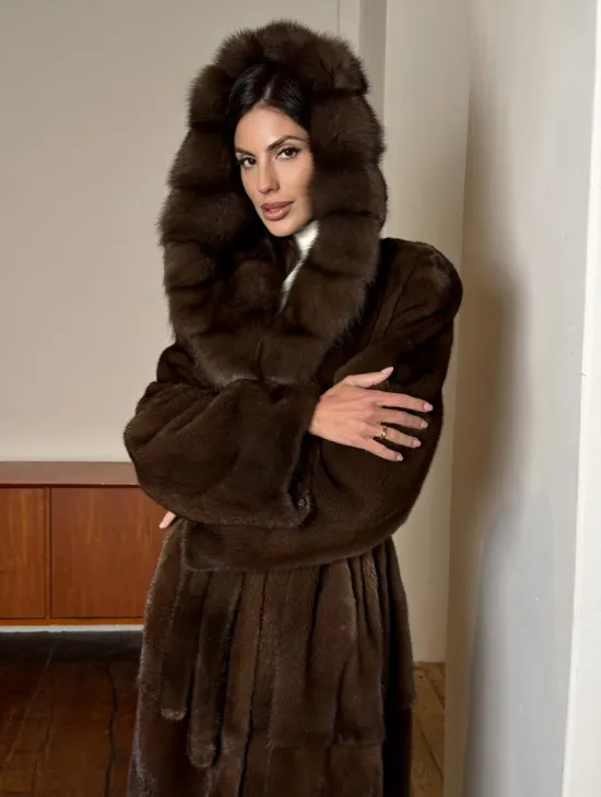 Длинная норковая шуба прямого кроя с меховым поясом и капюшоном из меха куницы - фото 2