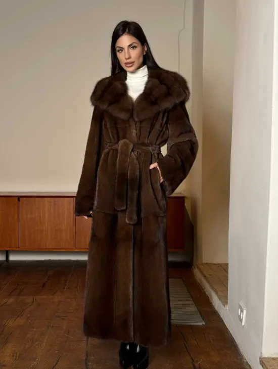Длинная норковая шуба прямого кроя с меховым поясом и капюшоном из меха куницы - фото 10