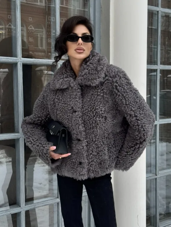Короткая шубка из натуральной овчины с воротником апаш - фото 8