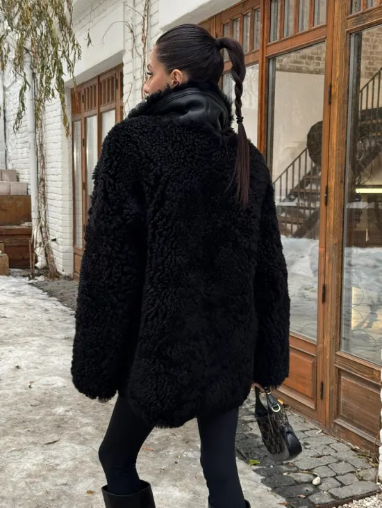 Черная дубленка средней длины из овчины тиградо 