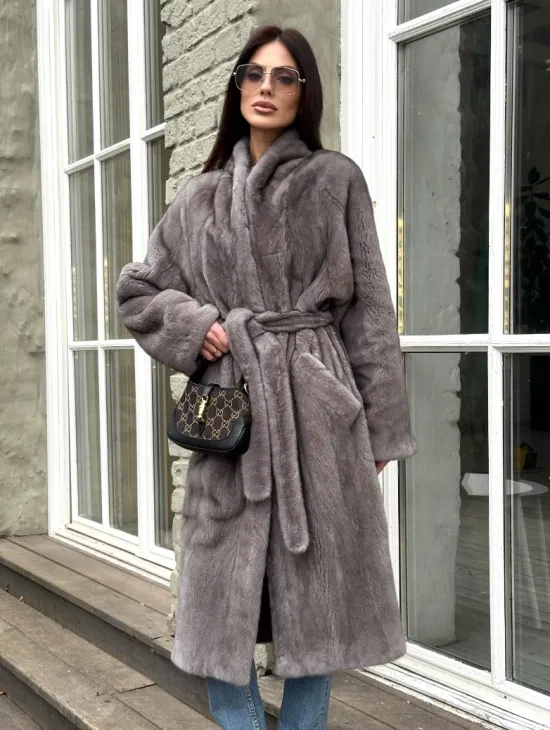 Шуба из скандинавской норки «Грей»  с V-образным воротником и внутренней резинкой на талии - фото 1