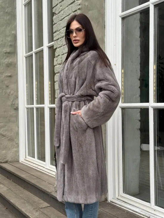 Шуба из скандинавской норки «Грей»  с V-образным воротником и внутренней резинкой на талии - фото 6