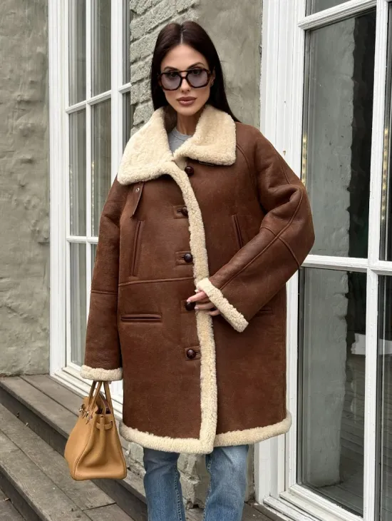 Удлиненная женская дубленка из меха мериноса на пуговицах - фото 6