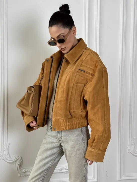 Женская замшевая куртка бомбер Camel  - «High street style» - фото 3