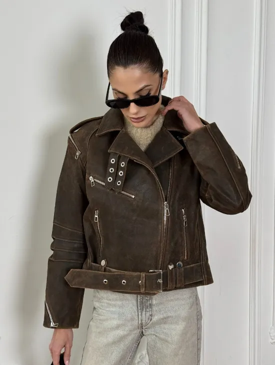 Коричневая куртка- косуха из натуральной винтажной кожи с отложным воротником и молниями на плечах - фото 4