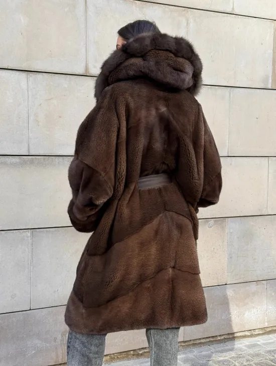 Шуба из плюшевой норки Velvet с капюшоном из меха куницы, средней длины - фото 10