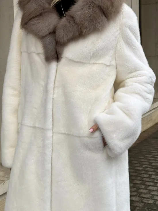 Длинная белая норковая шуба с воротником из меха куницы - фото 1