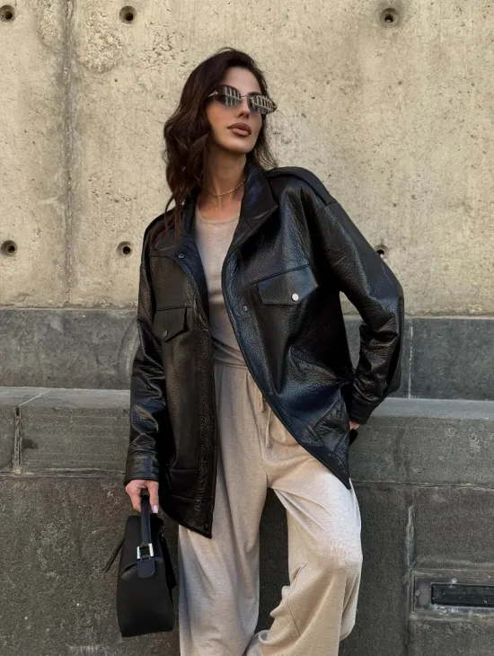 Модная черная куртка из натуральной кожи 