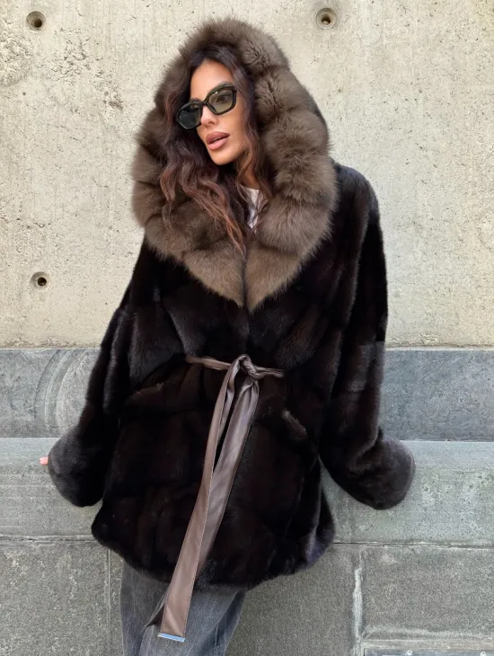 Норковый полушубок в натуральном цвете Brown с капюшоном из куницы - фото 7