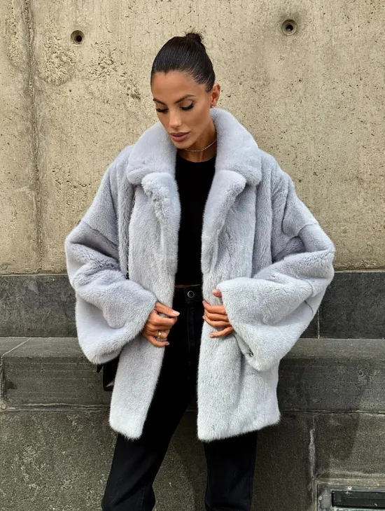 Элегантный полушубок из скандинавской норки небесно-голубого оттенка - фото 10