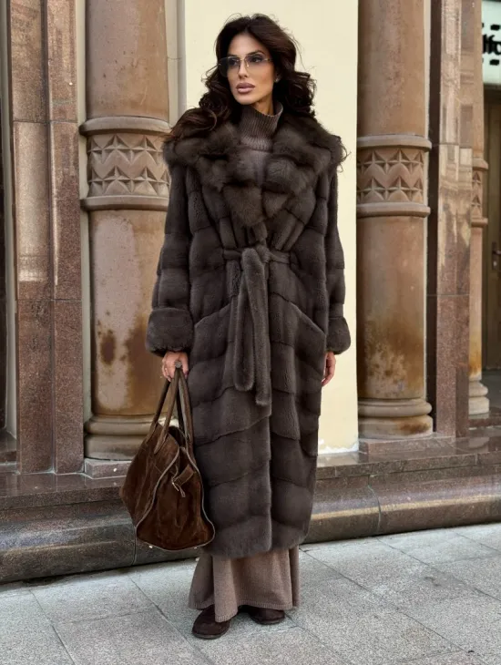 Шуба норковая в цвете мокко с капюшоном куница - фото 8