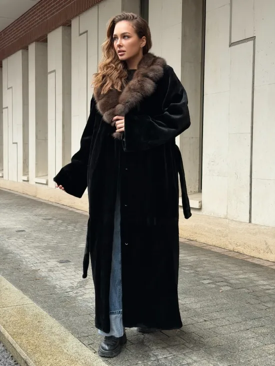 Длинная шуба из стриженой норки с воротником куница - фото 9