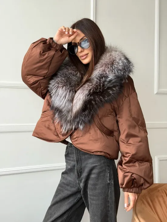 Короткий пуховик с мехом чернобурки - фото 10