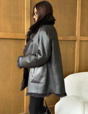 Двухсторонняя коричневая дубленка - фото 4