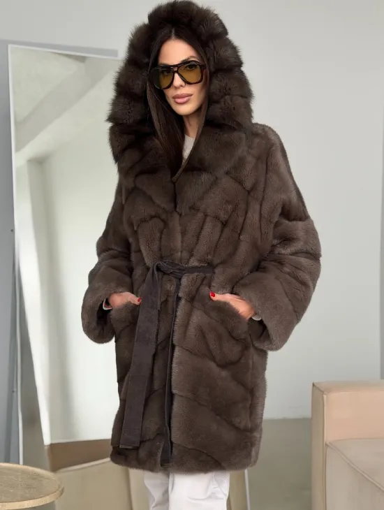 Шуба норковая с капюшоном из куницы - фото 7