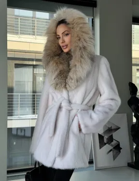 Белая шуба с капюшоном из рыси - фото 12