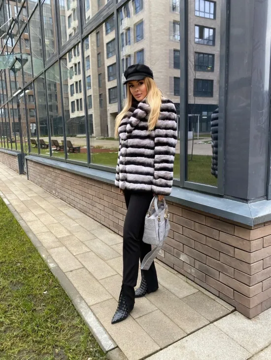 Укороченная шиншилловая шуба из меха орилага - фото 5