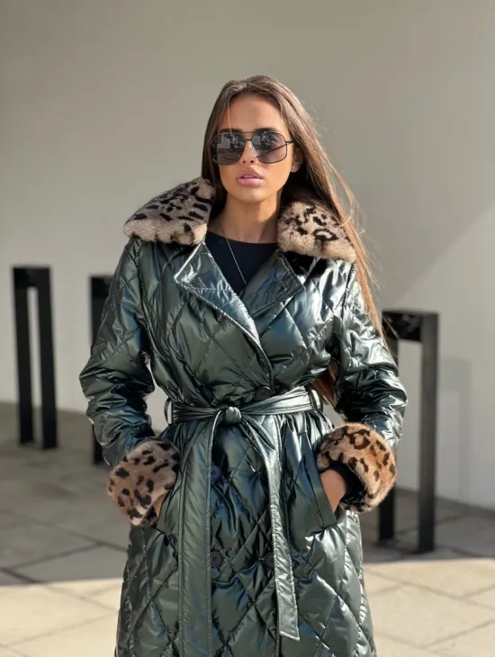 Пальто - пуховик с воротником из меха норки в цвете изумруд - фото 0